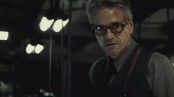 Batman V. Superman: Jeremy Irons Says His Alfred Pennyworth Is A “Grease Monkey”