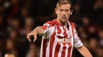 Crouch happy to stay at Stoke City