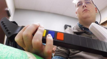 Implant lets paralysed man ‘play guitar’