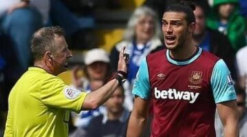 Andy Carroll: Bad refereeing calls cost West Ham against Leicester