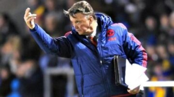 Van Gaal defends Fellaini by pulling reporter’s hair