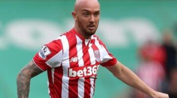 Stephen Ireland: Stoke midfielder breaks leg in training