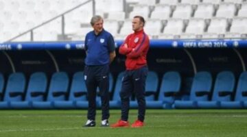 Rooney: Hodgson deserves England stay