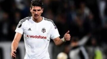 Mario Gómez to leave Besiktas due to ‘political situation’ in Turkey