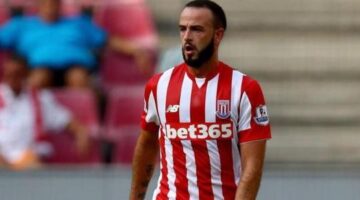 Bournemouth sign Ireland international midfielder Marc Wilson from Stoke City