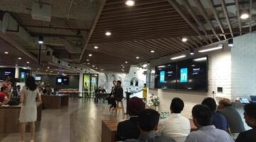 LinkedIn courts users in India with LinkedIn Lite, online job placement tests, business tools