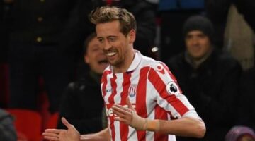 Peter Crouch scores his 100th goal…  and brings back the robot celebration