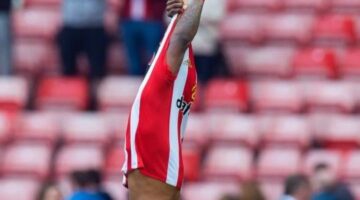 Jermain Defoe waits patiently for Man Utd star in tunnel so he can swap shirts