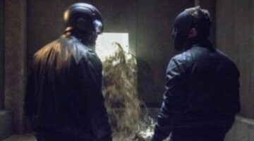 New Arrow Photos Show John and Oliver in a Death Trap