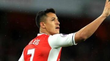Arsenal 2 Sunderland 0: Sanchez keeps top-four hopes alive
