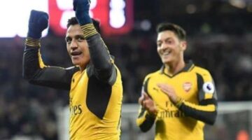 Mesut Ozil and Alexis Sanchez accused of downing tools in tough times, by Martin Keown
