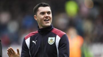 Man United, Chelsea and Liverpool target tells friends which club he will join