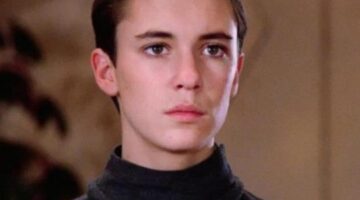 Star Trek: Wil Wheaton Reunites With His Next Generation Uniform