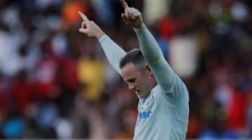 Wayne Rooney marks Everton return with stunning goal