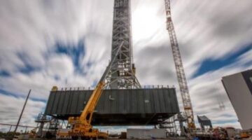 Citing safety, NASA panel advises building a new, costly mobile launcher