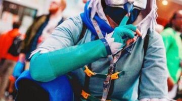 This Amazing Overwatch Cosplay Show Us That Owls Are not What They Seem