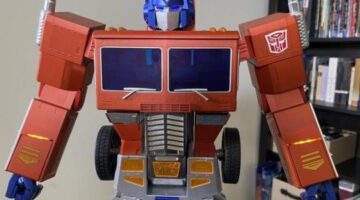 Transformers come to life: This $700 Optimus Prime does everything, including transform, by itself