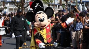 Mickey Mouse Has Resumed Hugging People at Disney Theme Parks
