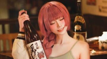 Bocchi the Rock Kikuri Hiroi Cosplay Depicts the Gloomy Bassist in Her Element