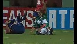 Ouch: Triguinho fractures left leg (Bahia-Coritiba)