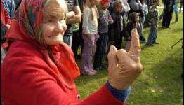 Granny plays Grand Turismo 5!