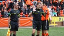Under-fire ref McDonald quits professional game