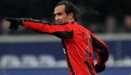 Late goal denies Dortmund record