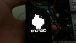 Droid Incredible takes a stable bite out of Gingerbread (video)