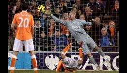 Liverpool Set To Offer New Contracts To Pepe Reina And Dirk Kuyt