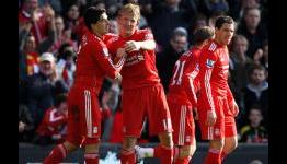 Liverpool 3-1 Manchester United: Dirk Kuyt hat-trick dents Ferguson’s title hopes