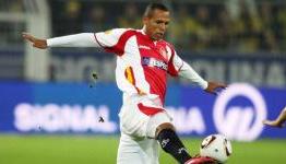 Sevilla’s Luis Fabiano Sustains Knee Injury And Could Miss Barcelona Clash