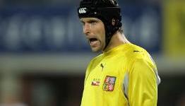 Chelsea in title race, says Cech