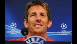 I do ask myself sometimes why I’m retiring – Manchester United’s Edwin van der Sar
