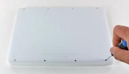 Apple offers free bottom case replacement for white MacBooks
