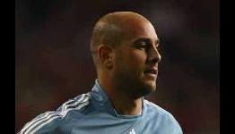 Liverpool goalkeeper Pepe Reina undergoes surgery