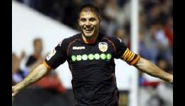 Official: Malaga sign Valencia winger Joaquin for €4m