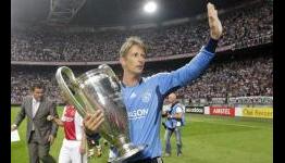 Bobby Charlton pays tribute to ‘unique’ Van der Sar: Maybe he is the best keeper Man United ever had