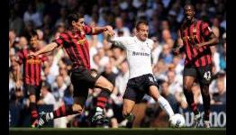 Tottenham star Rafael van der Vaart hopes to recover from hamstring injury in two weeks