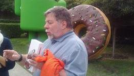 Apple Co-Founder Steve Wozniak Picks Up His Galaxy Tab