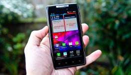Pocket-Lint: Motorola RAZR review