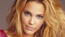 Leslie Bibb Talks Playing Wonder Woman Opposite Jason Sudeikis as Batman in ‘Movie 43’