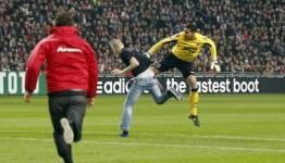 KNVB Beker clash between Ajax and AZ abandoned after fan invades the pitch