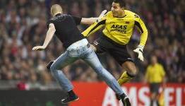 AZ Alkmaar keeper sent off for kicking Ajax fan