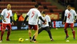 Reina leaps to defence of Suarez