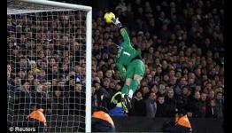 Van der Sar warns United keeper De Gea to deal with pressure of life at Old Trafford