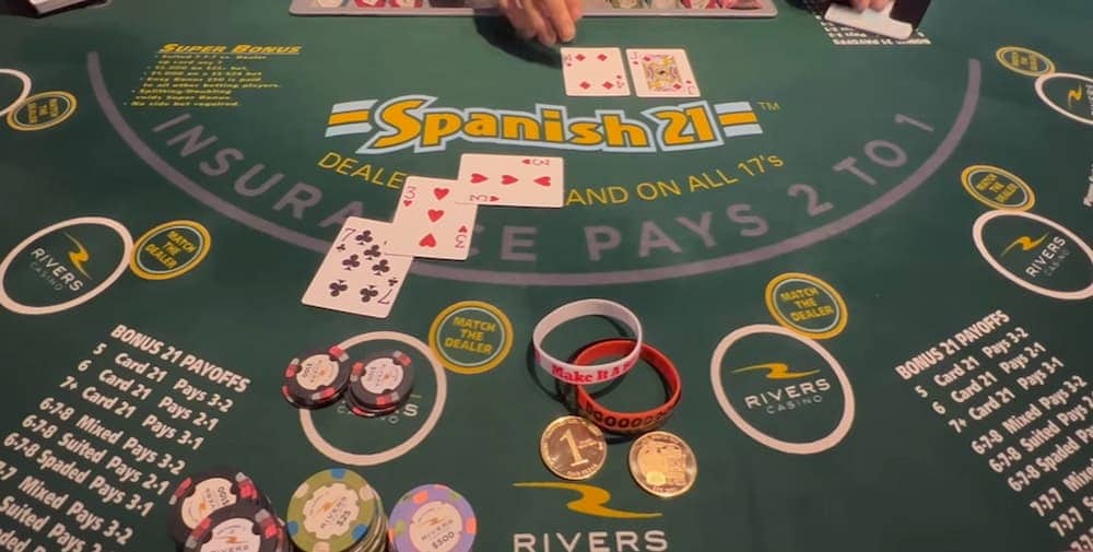 Một bàn chơi Spanish 21 đang diễn ra 